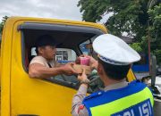 Berburu Berkah Ramadhan, Ditlantas Polda Sulbar Bagi-bagi Takjil dan Ajak Pengendara Tetap Tertib Berkendara