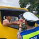 Berburu Berkah Ramadhan, Ditlantas Polda Sulbar Bagi-bagi Takjil dan Ajak Pengendara Tetap Tertib Berkendara