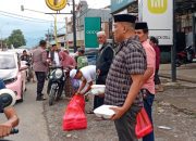 IWO Jalan Pemuda Soppeng Bersama Ponpes Hidayatullah Salaonro Berbagi Takjil di Hari Ketujuh Ramadan