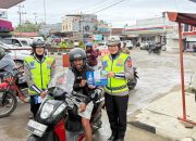 Ditlantas Polda Sulbar Bagikan Leaflet, Himbau Tertib Helm dan Keselamatan Lalu Lintas