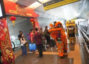 KAI Daop 2 Bandung Semarakkan Imlek 2026 dengan Dekorasi Meriah dan Atraksi Barongsai, Layani Puluhan Ribu Penumpang Selama Long Weekend