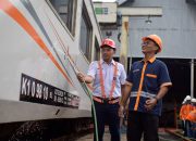 Wujudkan Kecintaan terhadap Moda Transportasi Kereta Api, KAI Daop 4 Semarang dan Komunitas Railfans Tegal Adakan Cuci Lokomotif dan Kereta Bersama