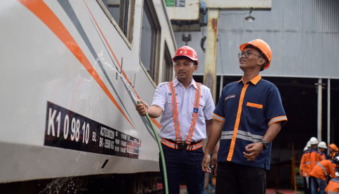 Wujudkan Kecintaan terhadap Moda Transportasi Kereta Api, KAI Daop 4 Semarang dan Komunitas Railfans Tegal Adakan Cuci Lokomotif dan Kereta Bersama