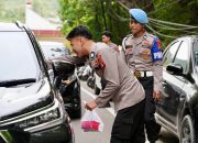 DitPamObvit Polda Sulbar Bagi-Bagi Takjil, Jembatan Silaturahmi Antar Polisi dan Masyarakat di Bulan Ramadan