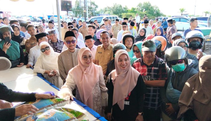 Wakil ketua DPRD provinsi Sulawesi Barat, DR hj Siti Suraida Suhardi, hadiri acara gerakan pangan murah di kantor pos