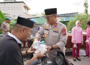 Kapolda Sulbar Bersama Bhayangkari Bagikan Paket Takjil, Sentuhan Kasih Berkah Ramadan