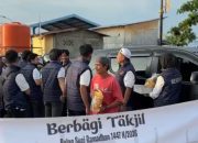 Tebar Kebaikan Berkah Ramadan, Ditkrimsus Polda Sulawesi Barat Bagikan Takjil dan Parcel Sembako