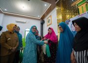 Ketua TP PKK Sulbar Berbagi Sembako untuk Lansia di Mamuju Jelang Idul Fitri
