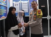Kapolresta Mamuju Bagikan SIM Gratis Kepada 10 Pelajar Berprestasi