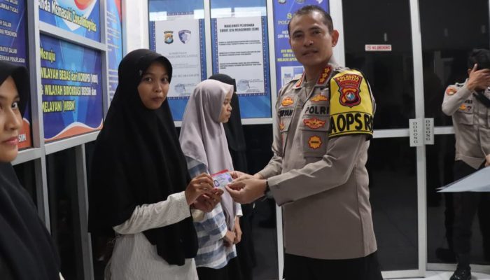 Kapolresta Mamuju Bagikan SIM Gratis Kepada 10 Pelajar Berprestasi