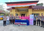 Polsek Gilireng Bersama Bhayangkari Bagikan Takjil, Pererat Silaturahmi dengan Masyarakat