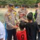 Humanis di Pantai Malawwa, Kapolresta Mamuju Bagikan Minuman untuk Anak Usai Berenang