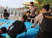 Sigap Antisipasi Air Pasang, Personil Polresta Mamuju dan Warga Evakuasi Banana Boat di Pantai Malawwa Demi Keselamatan Wisatawan