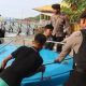 Sigap Antisipasi Air Pasang, Personil Polresta Mamuju dan Warga Evakuasi Banana Boat di Pantai Malawwa Demi Keselamatan Wisatawan