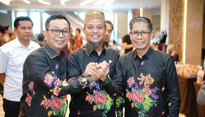 Hadiri PSBM 2026 di Makassar, Bupati Suwardi Haseng Dorong Investasi Daerah dan Serahkan Undangan HUT Soppeng ke Gubernur Sulsel