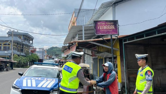 Jumat Berkah, Ditlantas Polda Sulbar Bagikan Makanan Gratis Sasar Ojol, Tukang Becak, dan Tukang Parkir