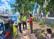 Jumat Penuh Berkah, Ditlantas Polda Sulbar Bagikan Makanan Gratis untuk Ojol dan Tukang Becak