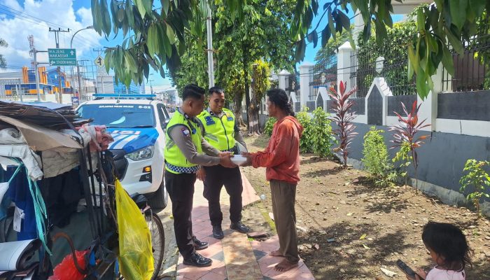 Jumat Penuh Berkah, Ditlantas Polda Sulbar Bagikan Makanan Gratis untuk Ojol dan Tukang Becak