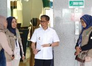Wabup Soppeng Besuk Jemaah Calon Haji yang Dirawat di RS Wahidin Makassar