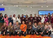 Peringati Hari Kartini, Frontliner BRI Kantor Cabang Khusus Tampil Beda dengan Pakaian Nasional