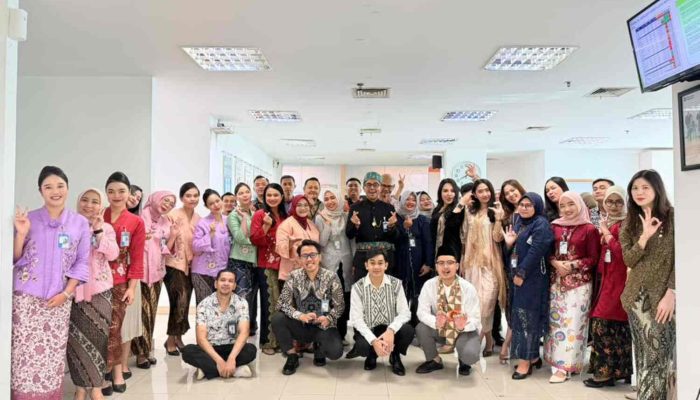 Peringati Hari Kartini, Pekerja Pria dan Wanita BRI Branch Office Segitiga Senen Kompak Kenakan Pakaian Nasional