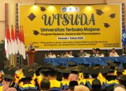 Gubernur Suhardi Duka ke 352 Wisudawan UT Majene: Integritas Diuji Saat Ada Peluang Menyimpang, Bukan Saat Diawasi