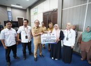 Gubernur Suhardi Duka Serahkan Bantuan Modal Rp5 Juta untuk PKH: Ini Agar Warga Miskin Ekstrem Bisa Mandiri