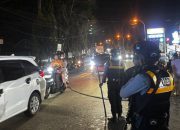 Tim Patmor Polresta Mamuju Sigap Tangani Kemacetan Akibat Kabel Putus di Simpang 4 Taman Karema