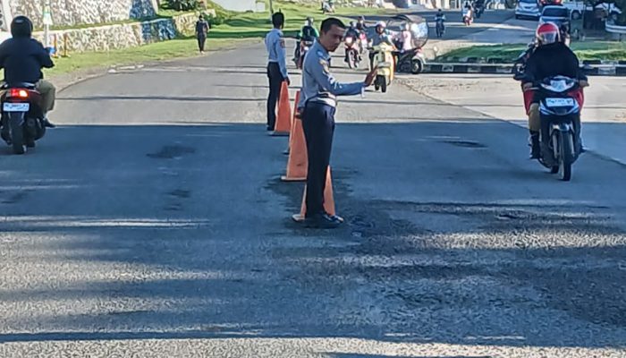 Disperkimtanhub Turunkan Personel LLAJ Atur Arus Kendaraan di Lingkungan Perkantoran Pemprov Sulbar