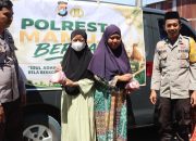 Kasat Binmas Bersama Bhabinkamtibmas Salurkan Paket Daging Kurban Secara Door to Door