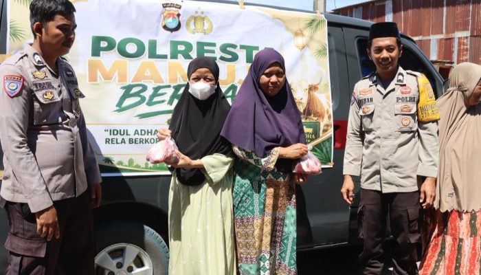 Kasat Binmas Bersama Bhabinkamtibmas Salurkan Paket Daging Kurban Secara Door to Door