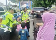Jumat Berkah, Ditlantas Polda Sulbar Berbagi Makanan Gratis, Wujud Kepedulian Untuk Masyarakat