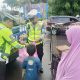 Jumat Berkah, Ditlantas Polda Sulbar Berbagi Makanan Gratis, Wujud Kepedulian Untuk Masyarakat