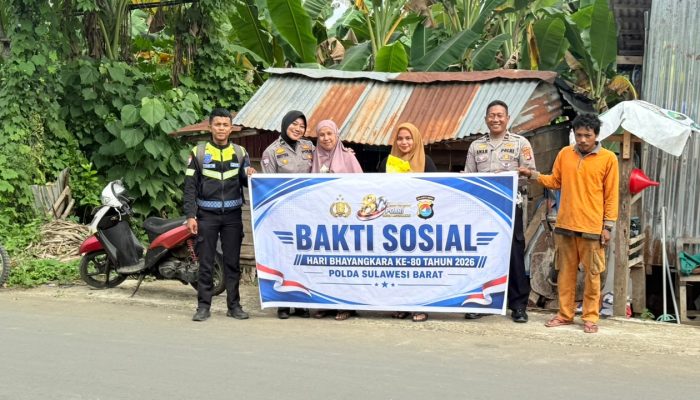 Sambut Hari Bhayangkara ke-80, Ditlantas Polda Sulbar Salurkan Sembako untuk Warga Kurang Mampu di Mamuju