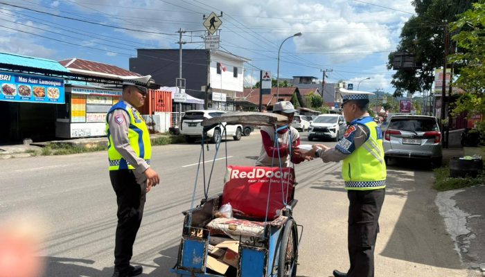 Tebar Kebahagiaan di Hari Jumat, Ditlantas Polda Sulbar Bagikan Makanan Gratis untuk Pejuang Jalanan