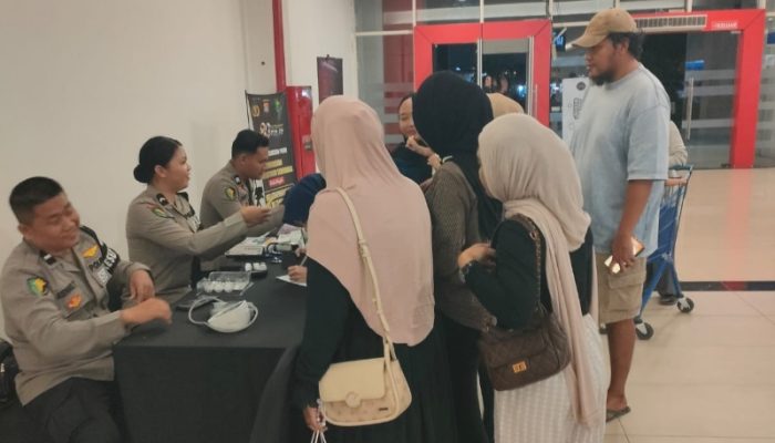 Sasar Pengunjung Mall Matos Mamuju, Biddokkes Polda Sulbar Gelar Bakti Kesehatan Gratis Sambut HUT Bhayangkara Ke 80