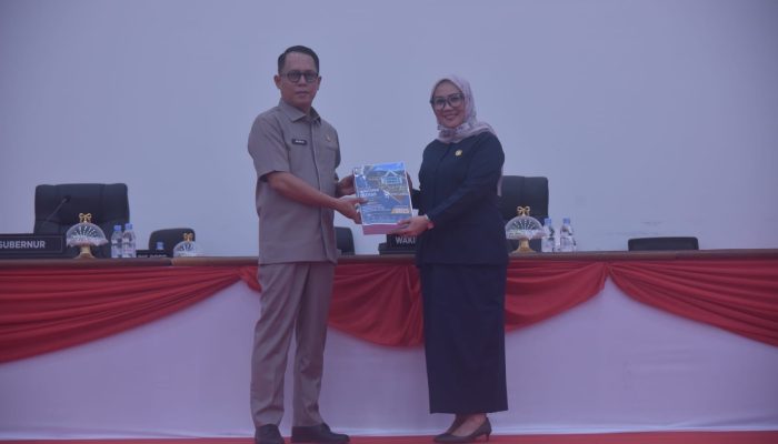 Sekprov Serahkan Ranperda Pertanggungjawaban Pelaksanaan APBD Tahun Anggaran 2025