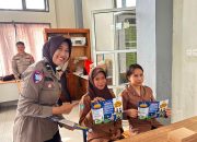 Polantas Karib Polda Sulbar Sapa Pelajar di SMAN 2 Mamuju: Pengenalan E‑Teguran dan Berbagi Helm Gratis