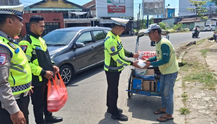 Polantas Karib: Berburu Berkah Jumat, Tebar Senyum Lewat Berbagi Makanan Gratis
