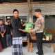 Di Tengah Santri: Polantas Karib Tebar Kebaikan, Serahkan Al-Qur’an dan Bantuan Kebutuhan Pokok