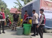Polres Mamuju Tengah Salurkan Air Bersih, Warga Terdampak Kemarau Ucap Syukur