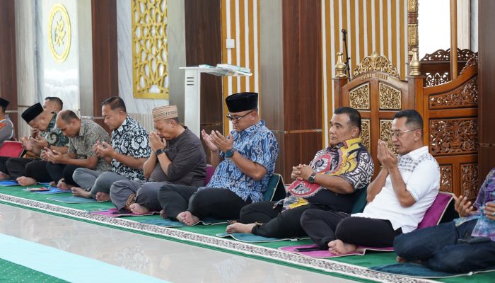Titipan Doa Tulus: Polda Sulbar Bersama Anak Yatim Memohon Keberkahan Keamanan Negeri