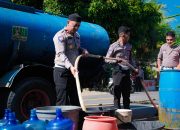 Polantas PJR Polda Sulbar Salurkan Air Bersih ke Desa Saloleyang, Bantuan Nyata di Tengah Musim Kemarau