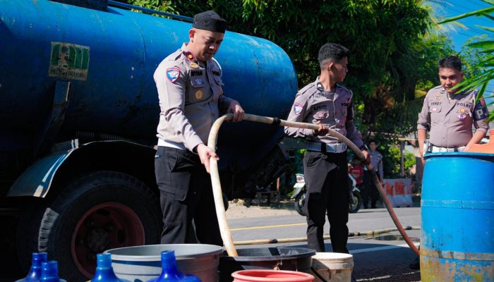 Polantas PJR Polda Sulbar Salurkan Air Bersih ke Desa Saloleyang, Bantuan Nyata di Tengah Musim Kemarau