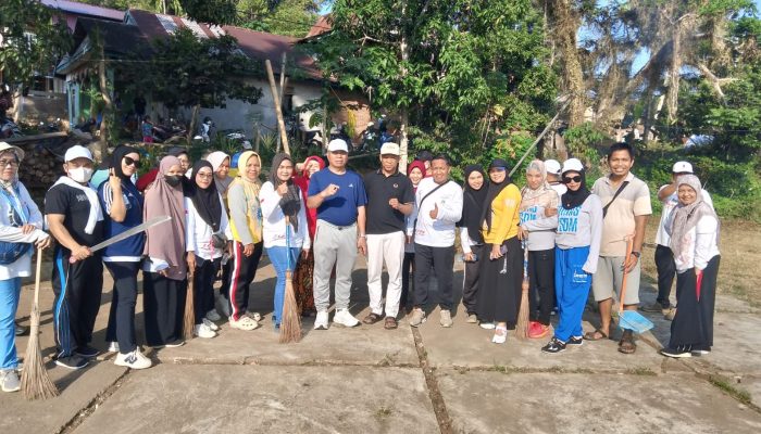 Gotong Royong ASN Dinas ESDM Sulbar Bersihkan TMP Pati’di Sambut HUT ke-81 Kemerdekaan RI