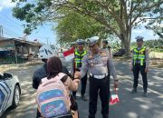 Polres Mateng Bagikan Bendera Merah Putih, Kobarkan Semangat Nasionalisme Menjelang HUT RI ke-81