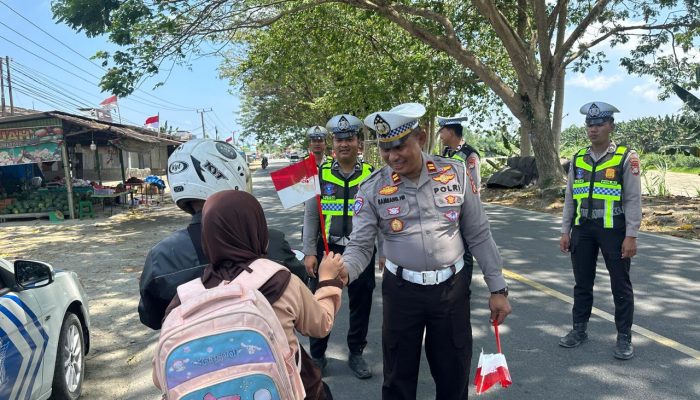 Polres Mateng Bagikan Bendera Merah Putih, Kobarkan Semangat Nasionalisme Menjelang HUT RI ke-81