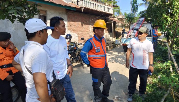 Jelang Apel Kehormatan dan Renungan Suci, Dinas ESDM Sulbar Bersama PT PLN Cek dan Pasang Instalasi Listrik di TMP Pati’di