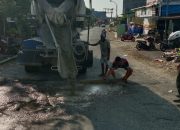 Jalan Trans Nasional Berlubang, Satlantas Polresta Mamuju Bergerak Lakukan Pengecoran