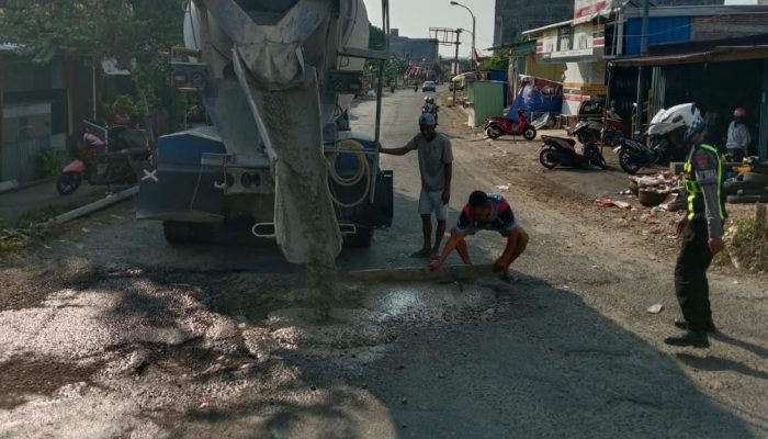 Jalan Trans Nasional Berlubang, Satlantas Polresta Mamuju Bergerak Lakukan Pengecoran